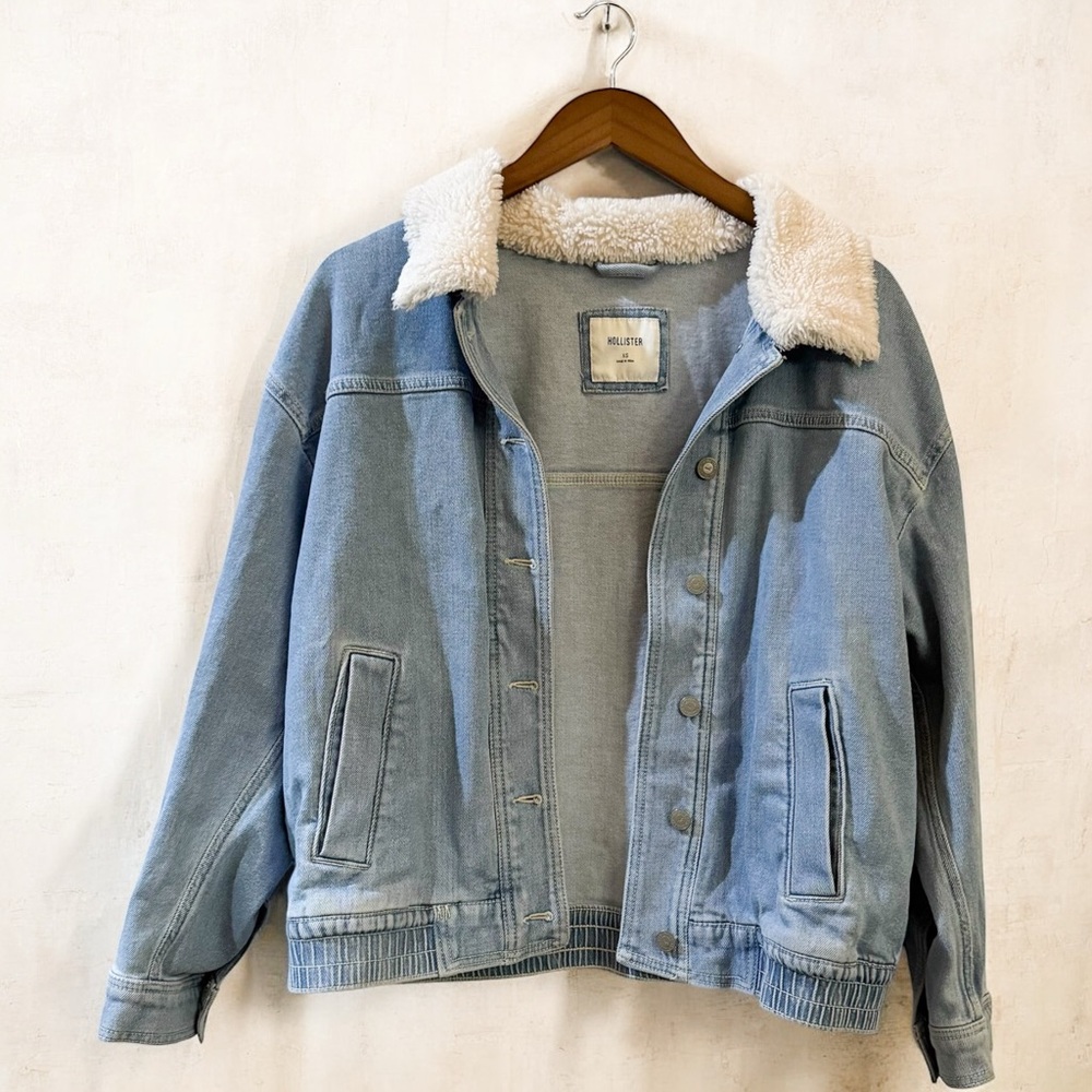 Hollister Denim Jacket with Sherpa Collar

Non smoking/No pets